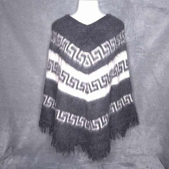 Gamboa Alpaca Wool Poncho Womens OS Gray White Chevron Pattern Fringe Hem - Picture 2 of 6